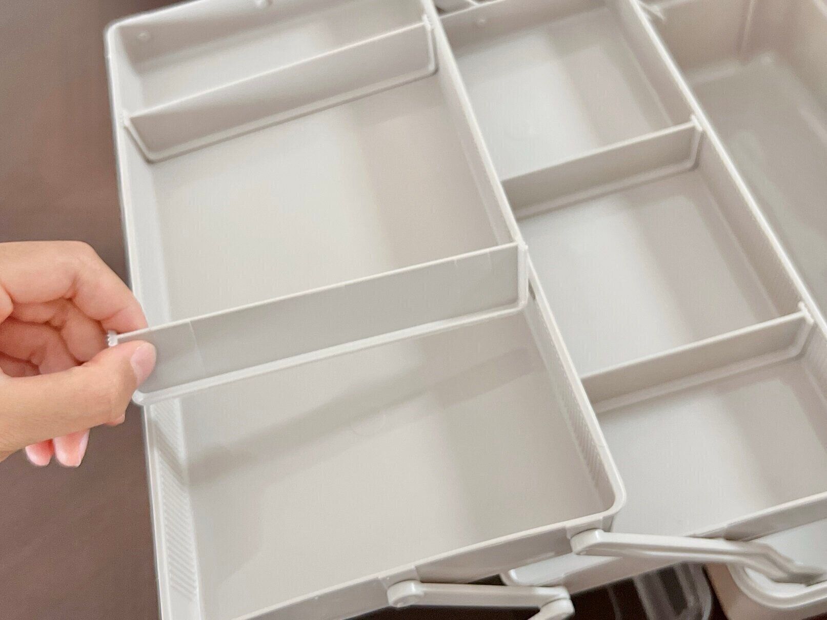 上部2つのトレーには可動式の仕切りが合計で4つ付いている