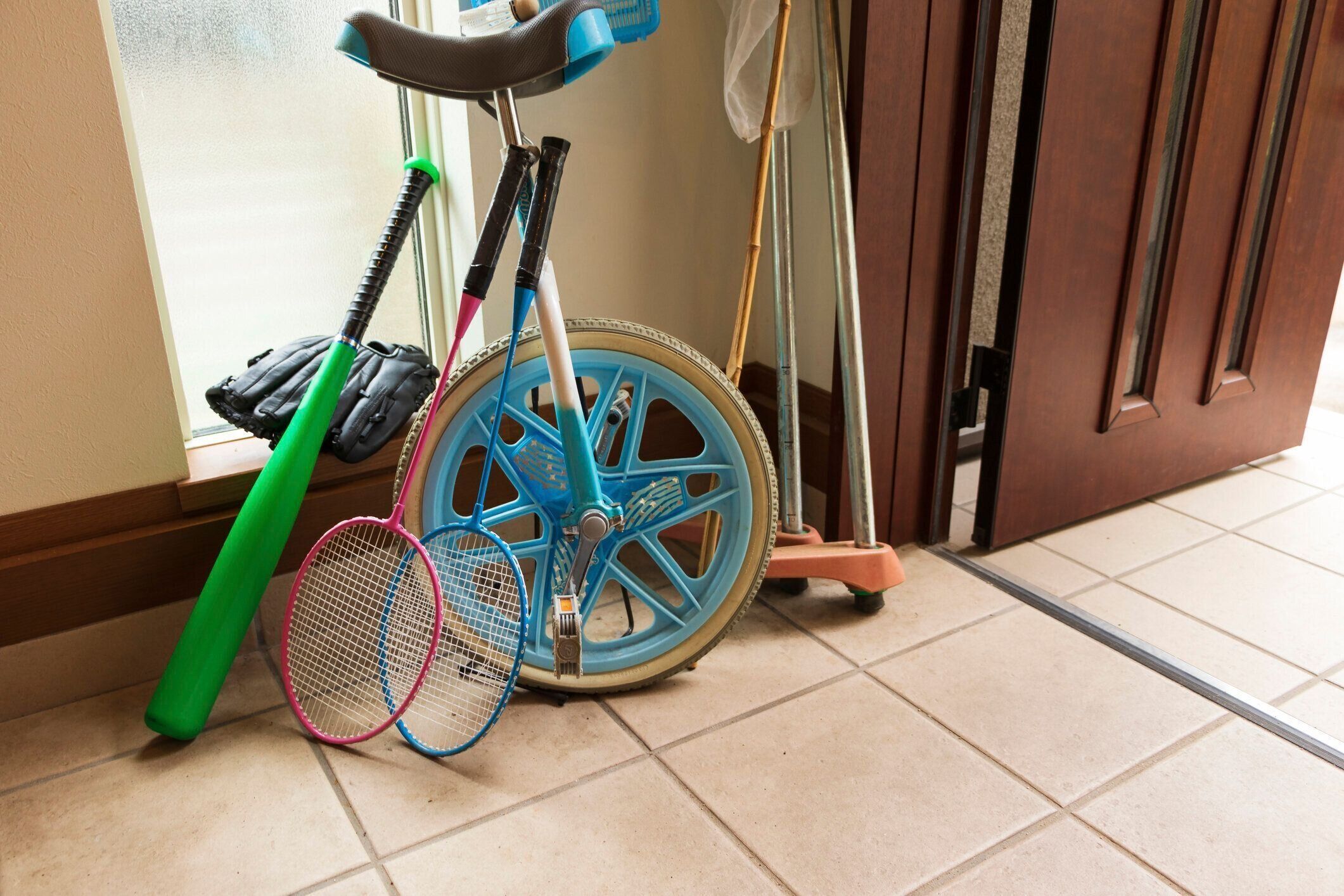 入口ホールに配置された子供用遊具