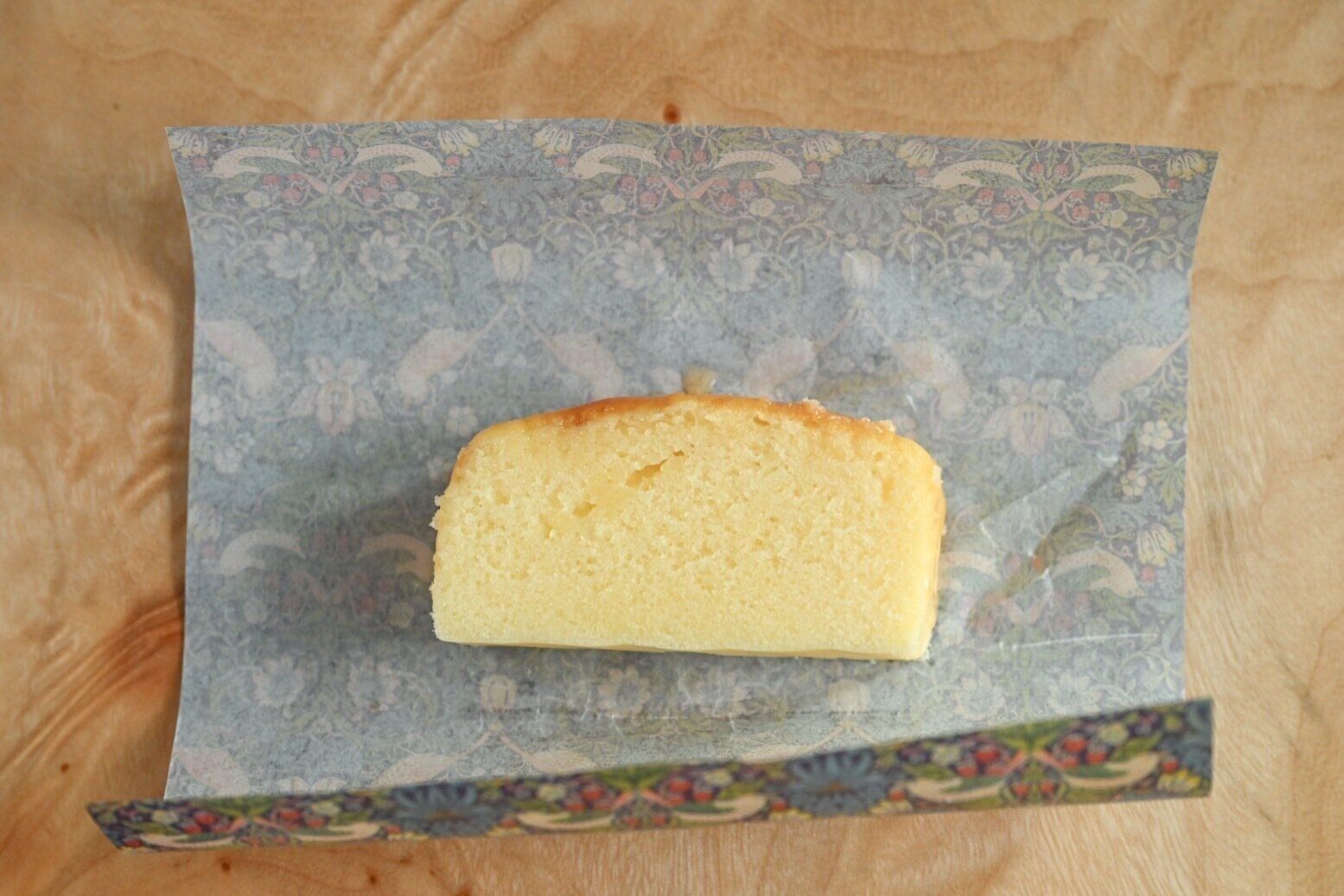 ワックスペーパーにおいたベイクドチーズケーキ