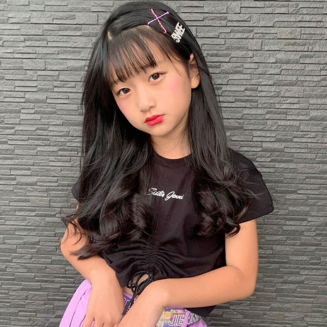 小学生女子も納得のキュートなヘアスタイル。毛先のボリュームパーマで女の子らしさを