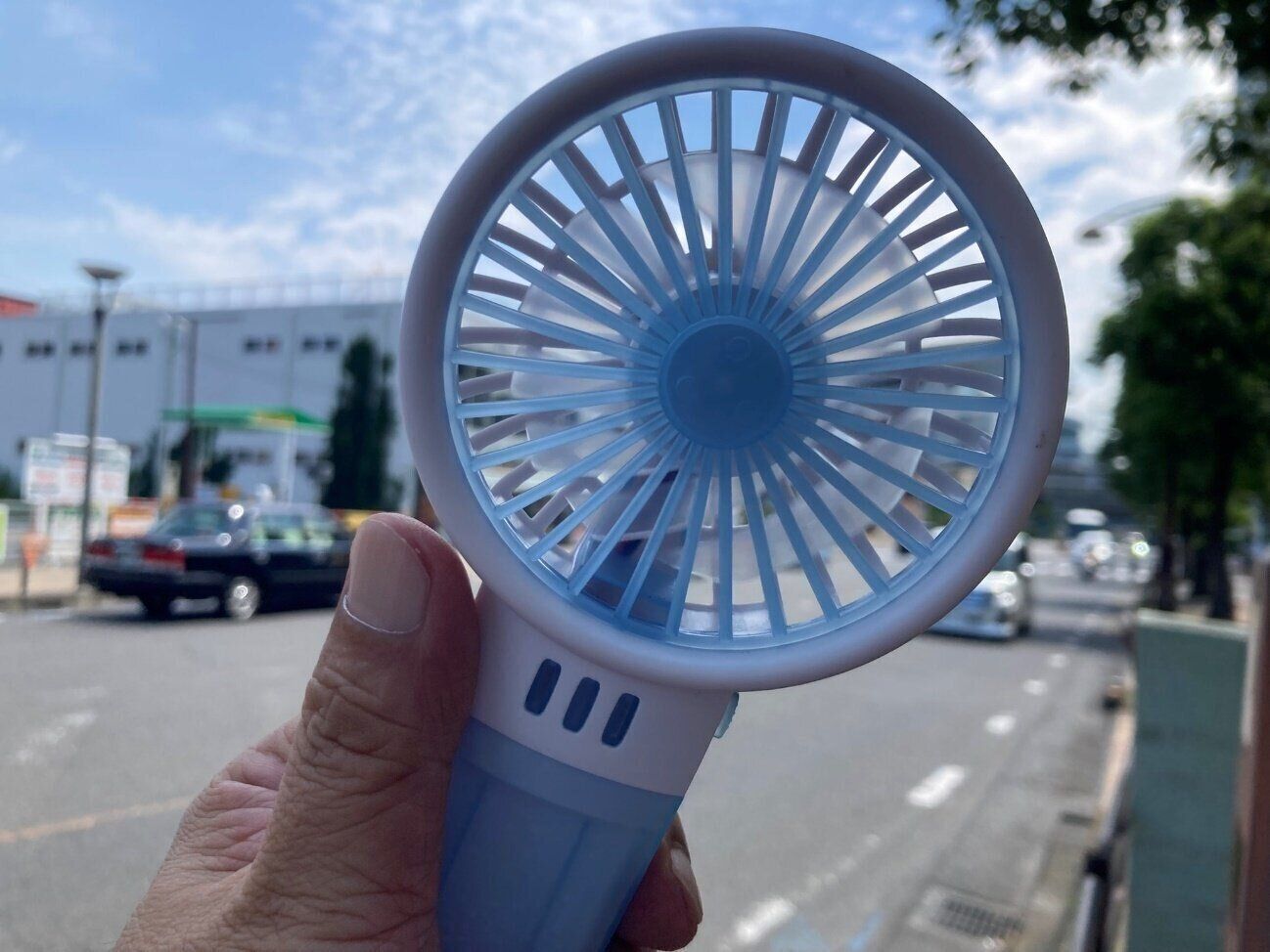 「これ安っ…！」ダイソーの330円電池式ハンディファンは実用性十分なうえに、使い終わったあとも便利!?