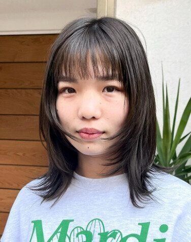 髪を伸ばしている真っ最中の方におすすめ！ウルフミディアム