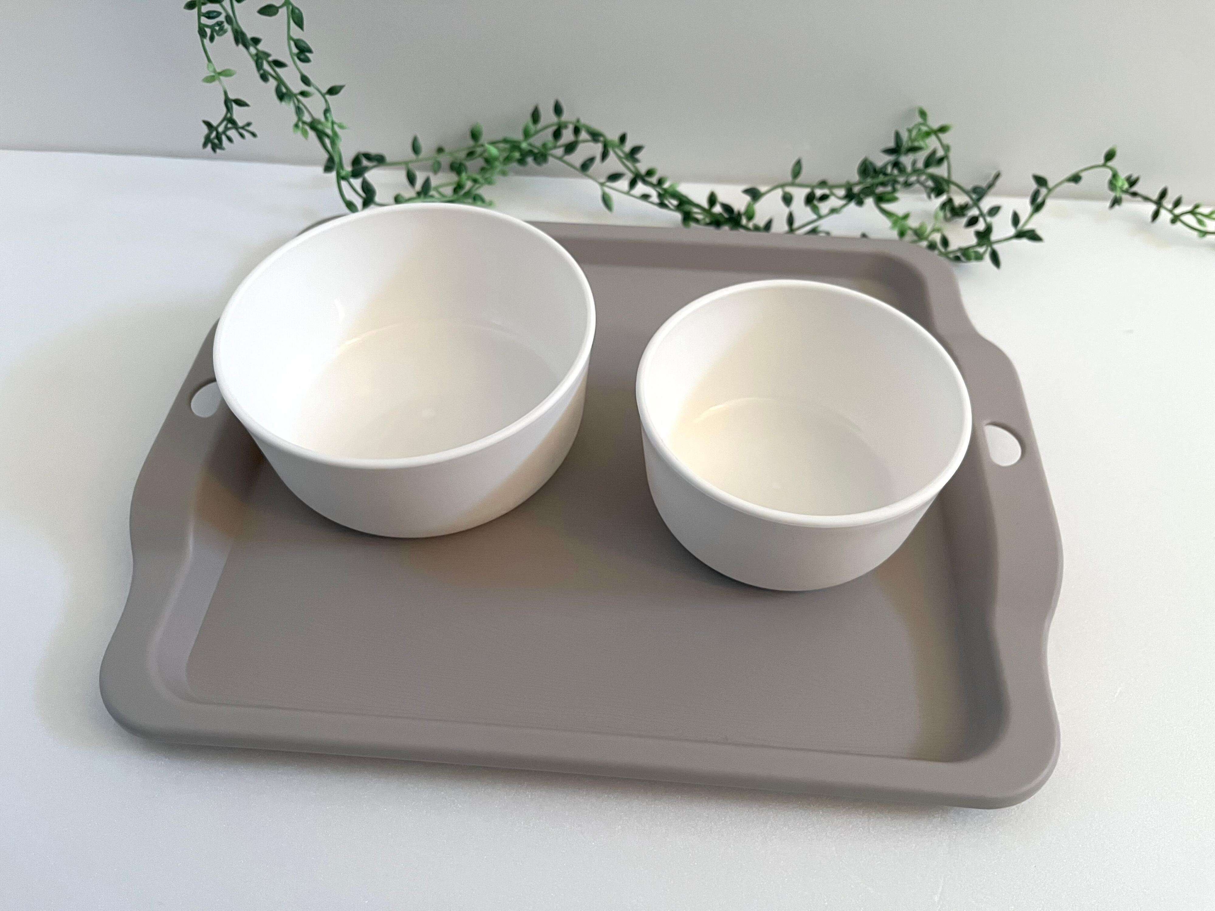 トレーに載せた食器