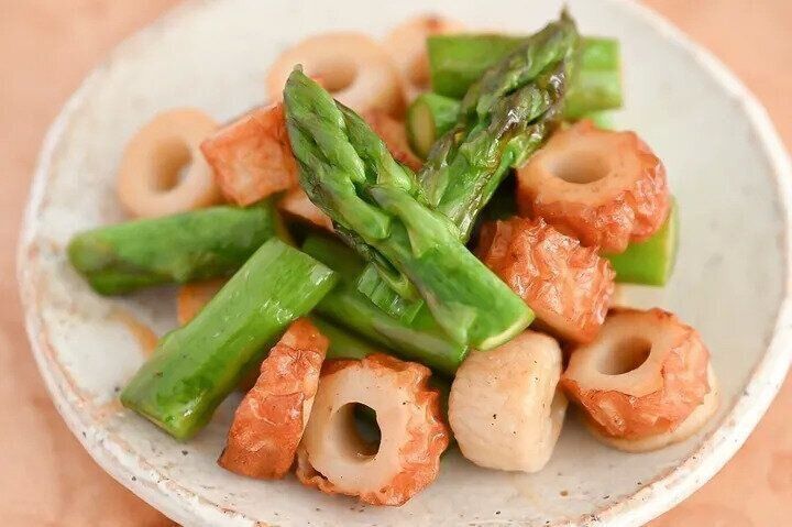 冷めてもおいしい！アスパラガスとちくわのめバター炒め