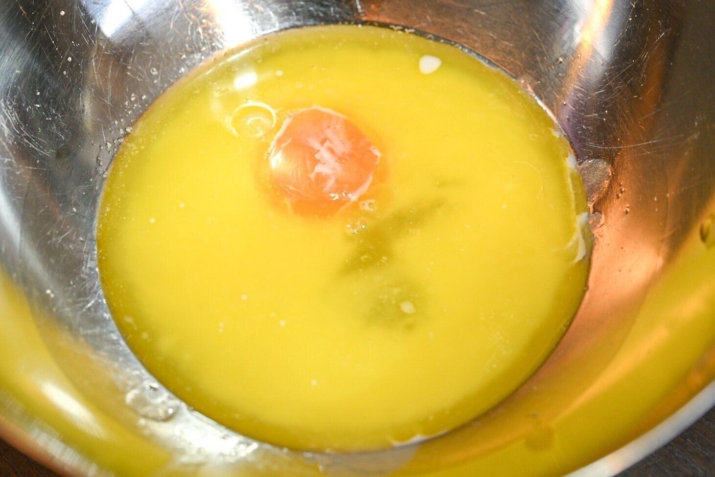 ボウルに入った卵、牛乳、バター