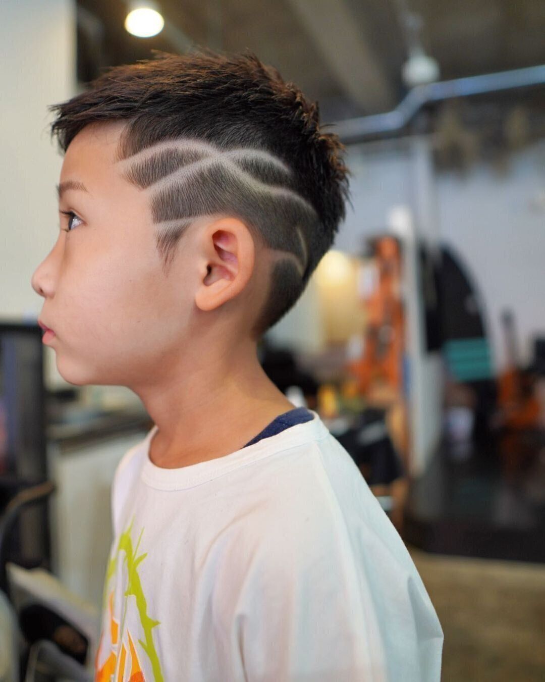 おしゃれ小学生男子の髪型・ヘアカタログ！大胆なライン入りモヒカン