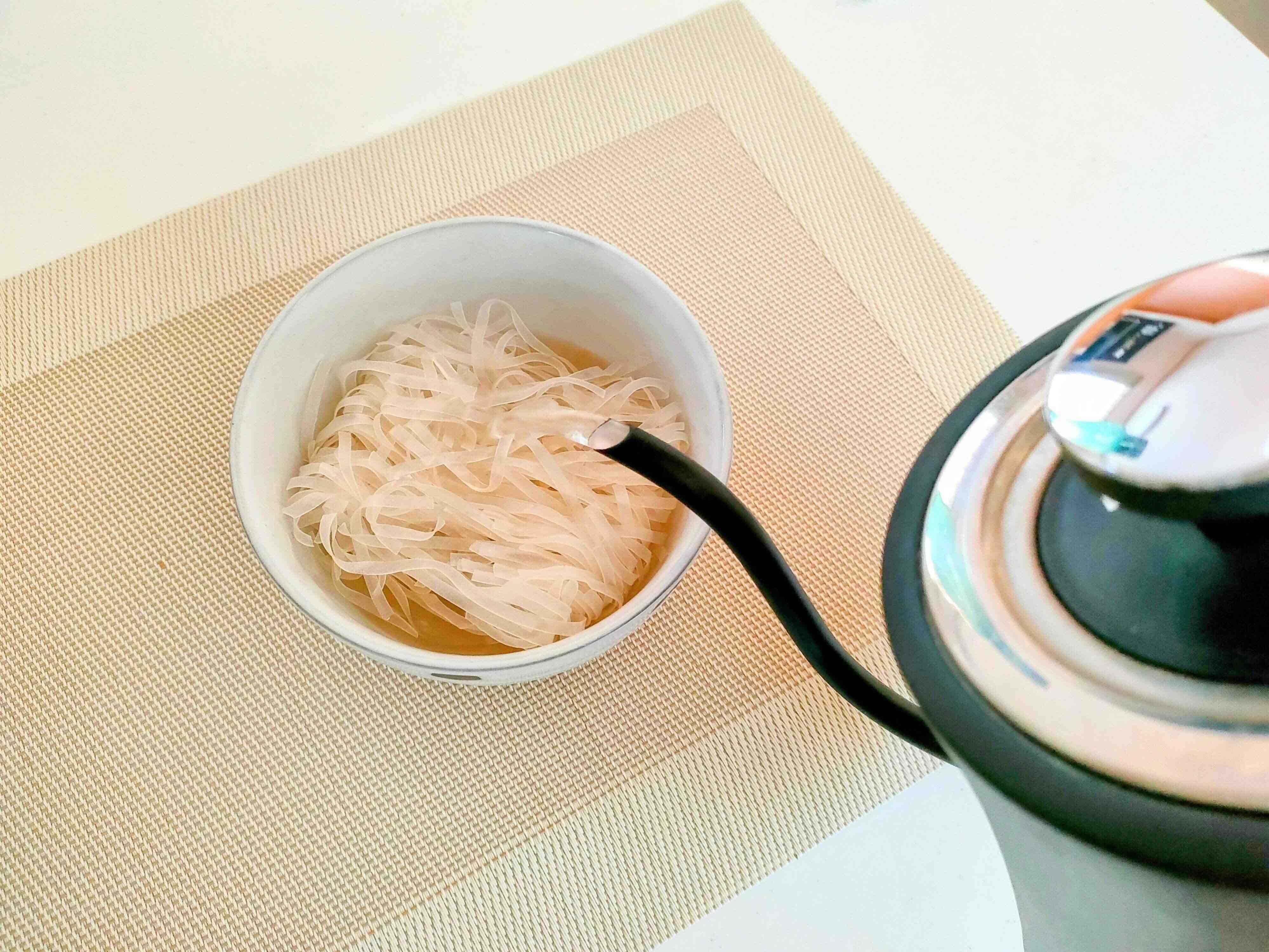 器に麺やスープベースをいれてお湯をいれる