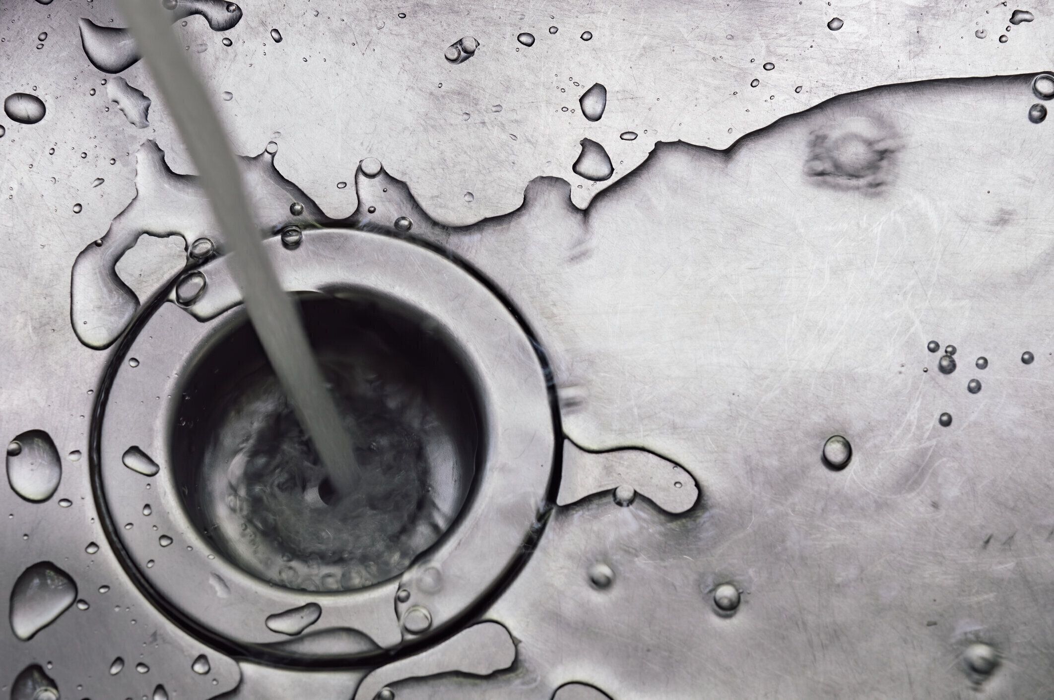 多くの皿を洗った後の濡れた汚れた流し写真は騒音と利得を持っているかもしれない