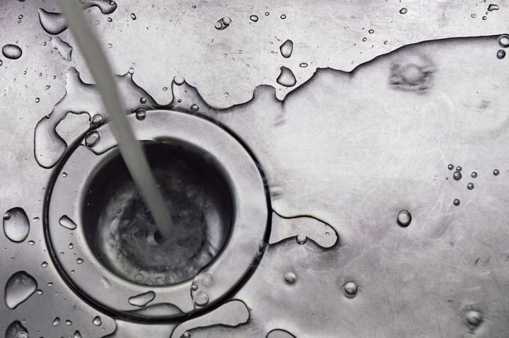 多くの皿を洗った後の濡れた汚れた流し写真は騒音と利得を持っているかもしれない