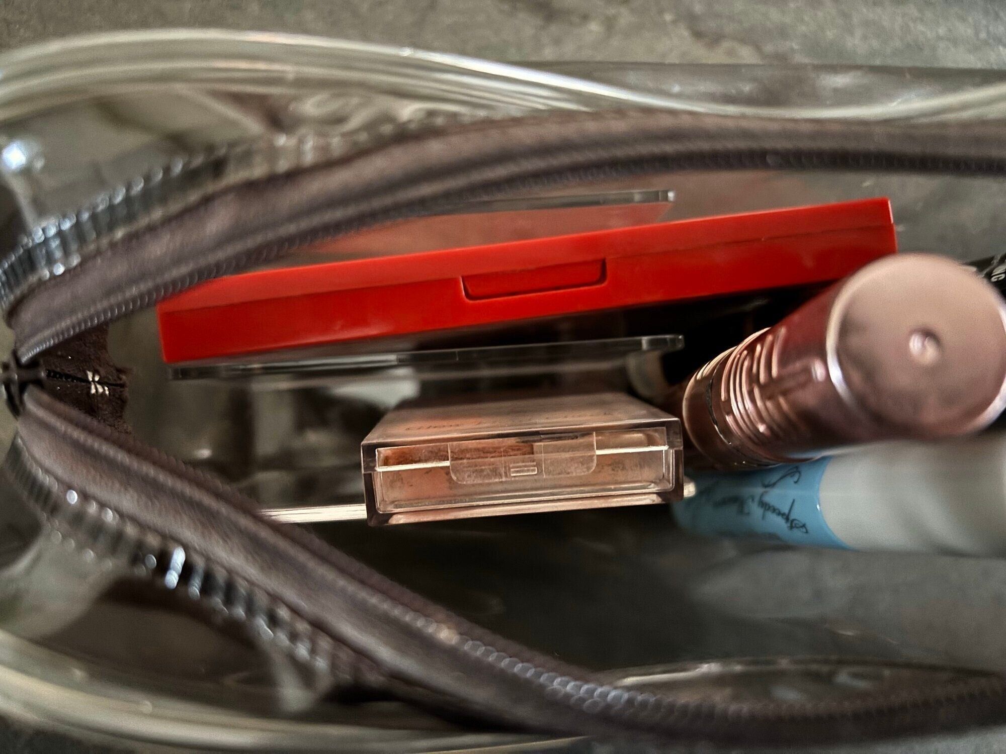 【セリア】ケーブル、タブレットなど置き場所に困るアイテムを一発解決！2種類の「仕切りスタンド」でごちゃつきがちなポイントのスッキリが叶う