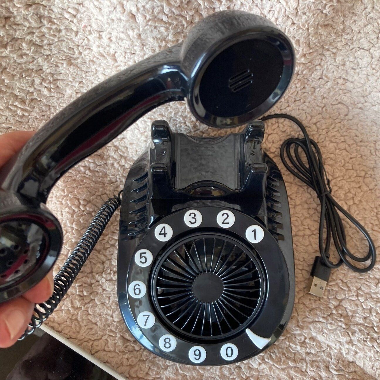 【ダイソー】もはや夏の風物詩？ダイソーの「昭和レトロ扇風機」シリーズが予想もしない方向へ進化していた！