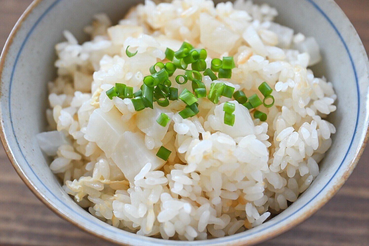 茶碗に入った炊き込みごはん