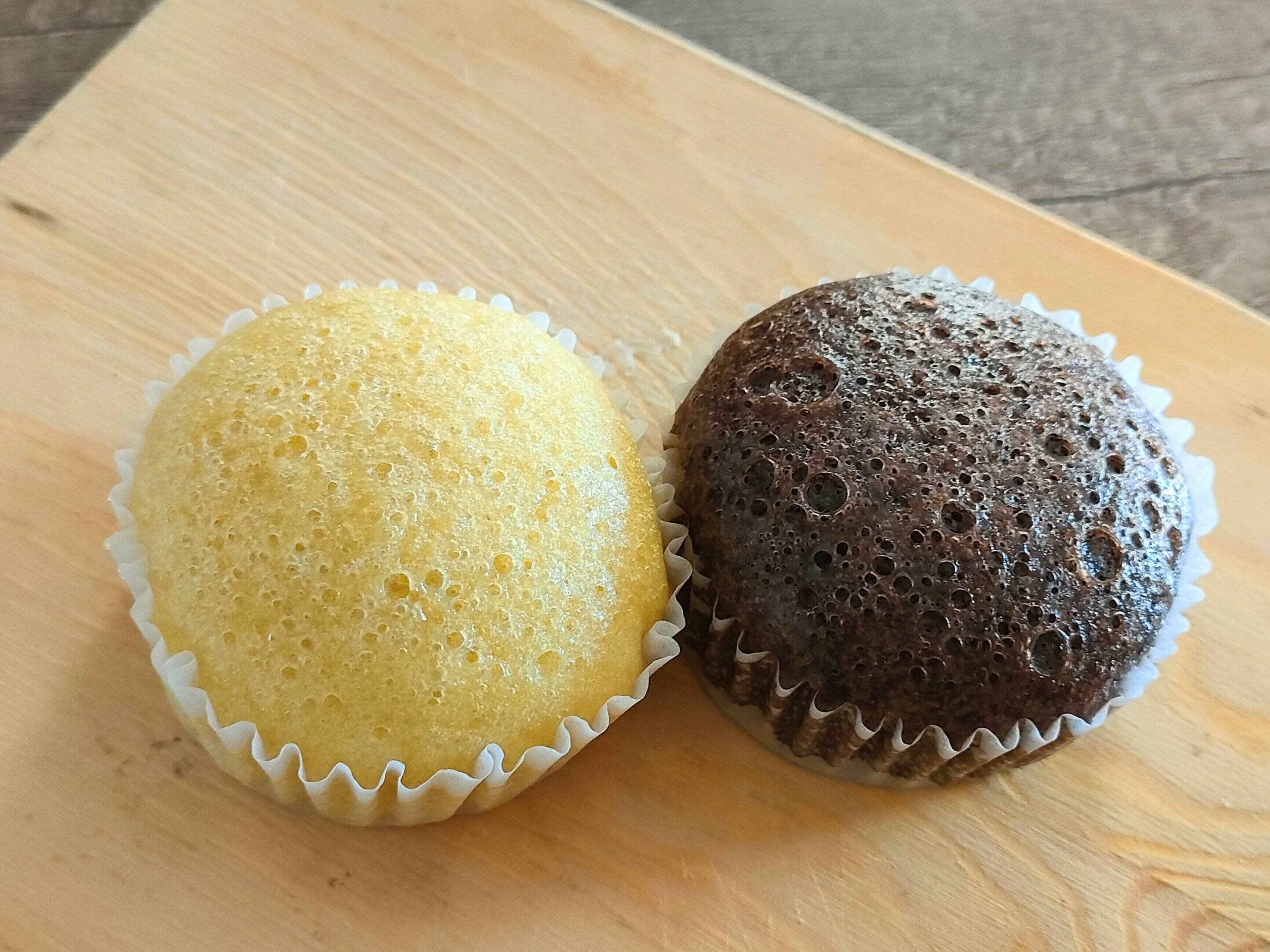 左がバナナ味、右がチョコ味のミニむしケーキ