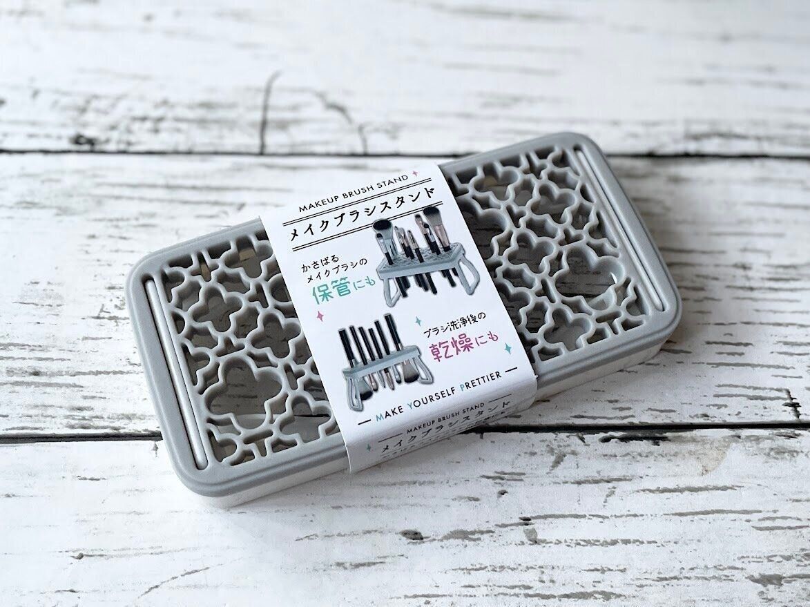 シンプルだけどおしゃれな「メイクブラシスタンド」