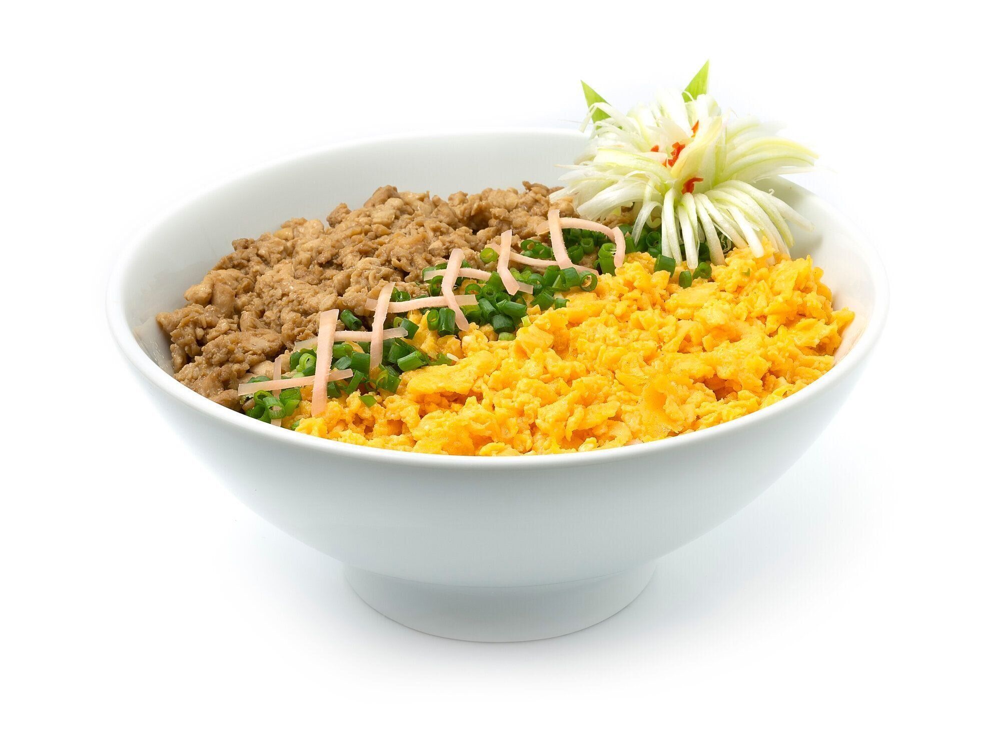 チキンソボロドン卵オムレツ、ネギ日本料理伝統的な丼