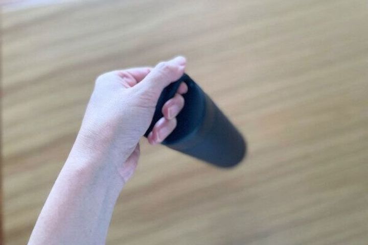 ボトルのハンドル部分を持っている様子