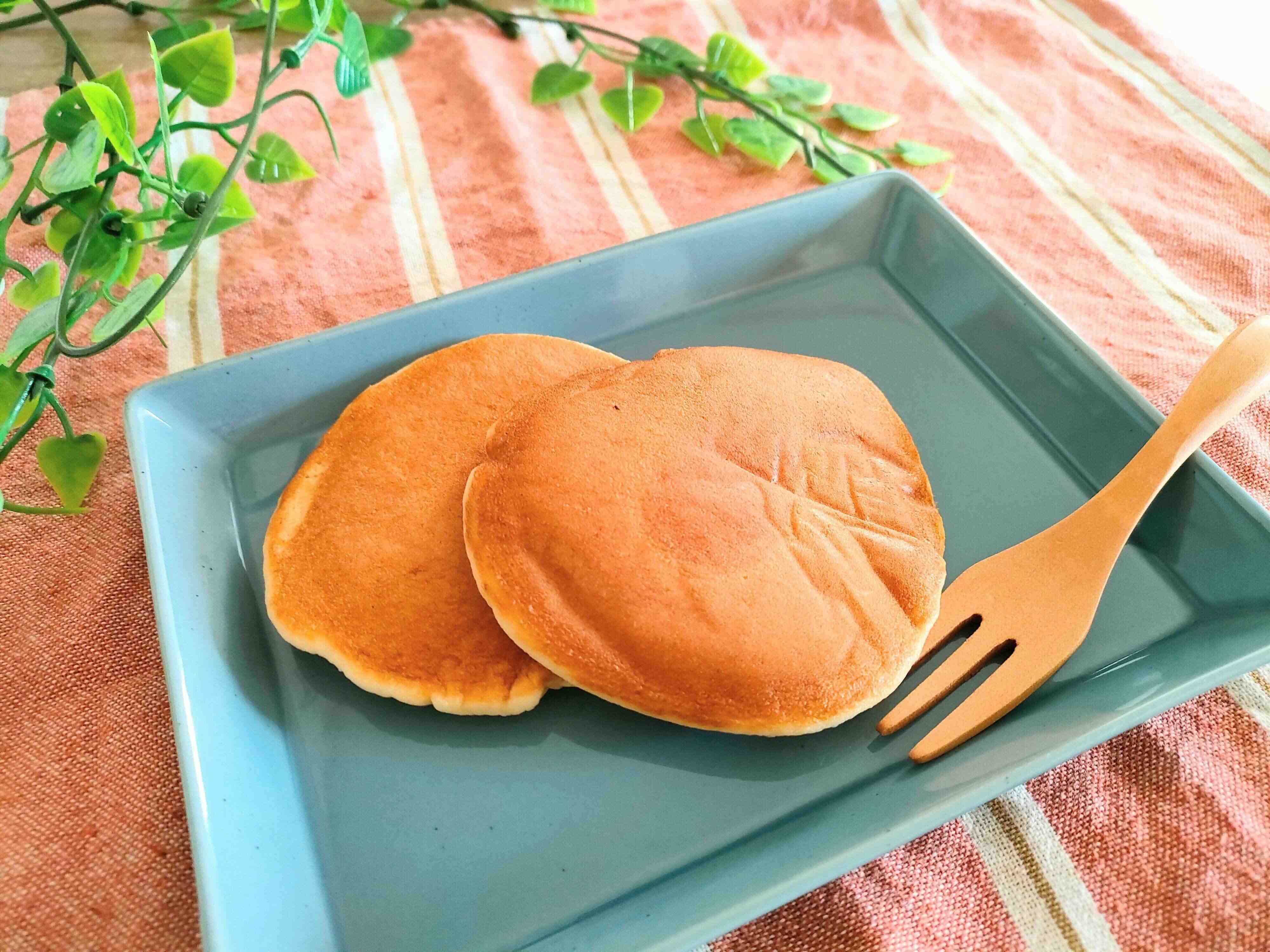 2枚いりのパンケーキをお皿に盛り付ける