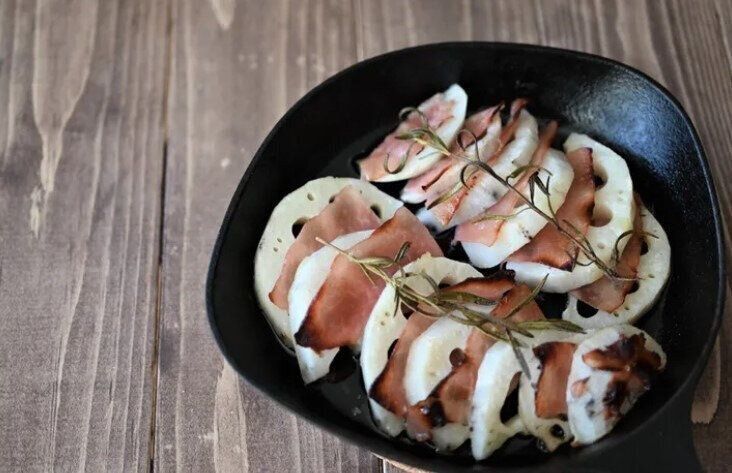 並べて焼くだけ！れんこんと生ハムのミルフィール焼き