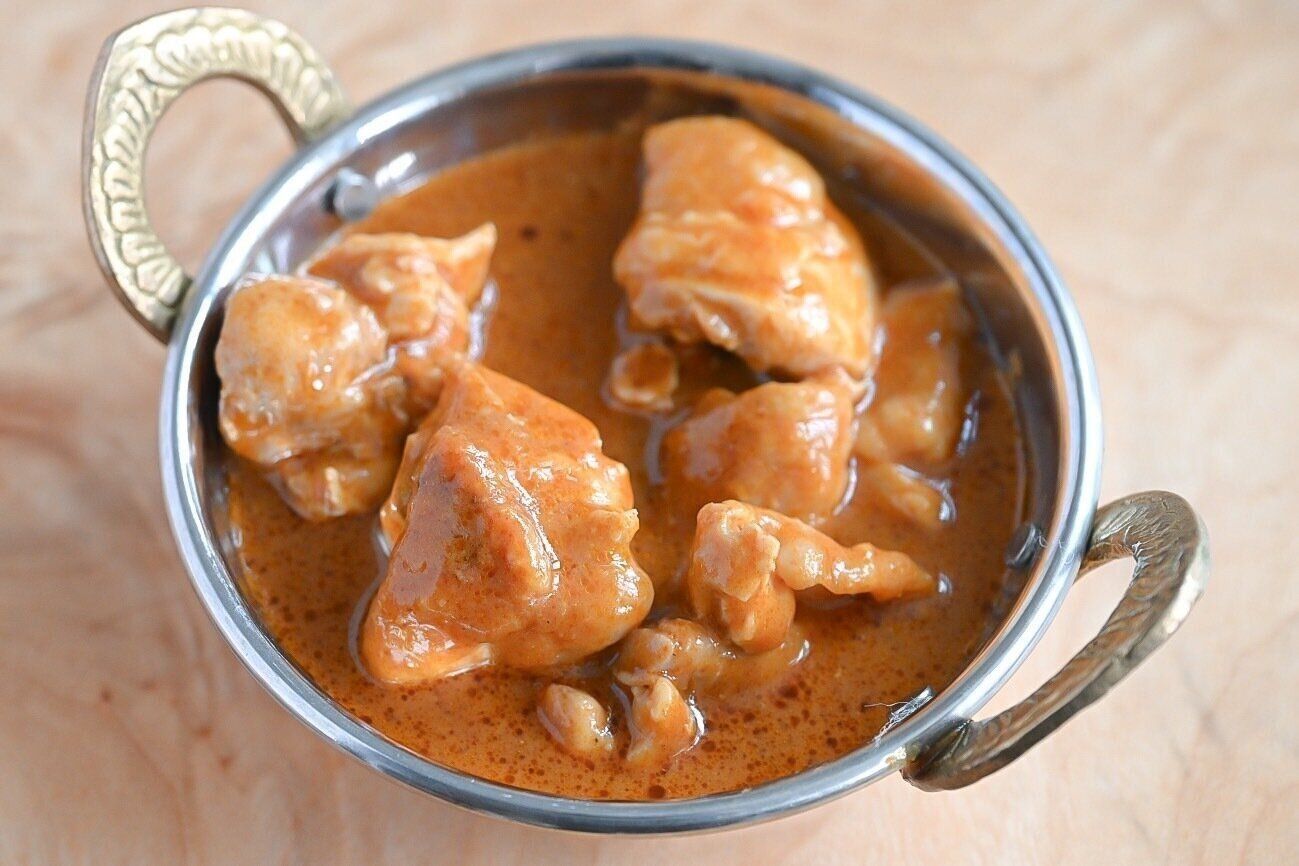 皿に入ったバターチキンカレー