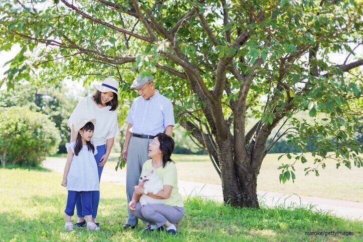 公園にいる家族