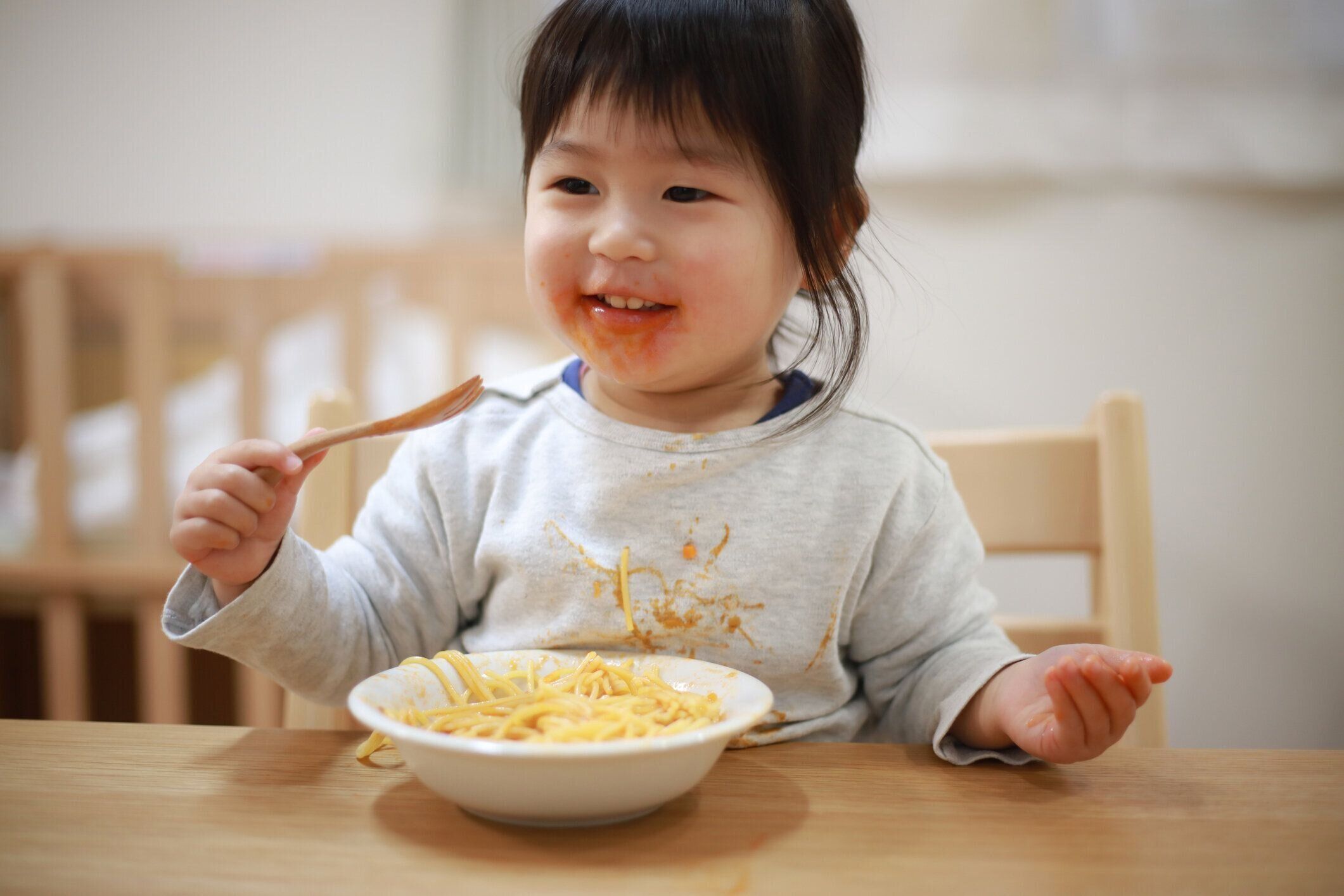 食べ物で服を汚す女の子