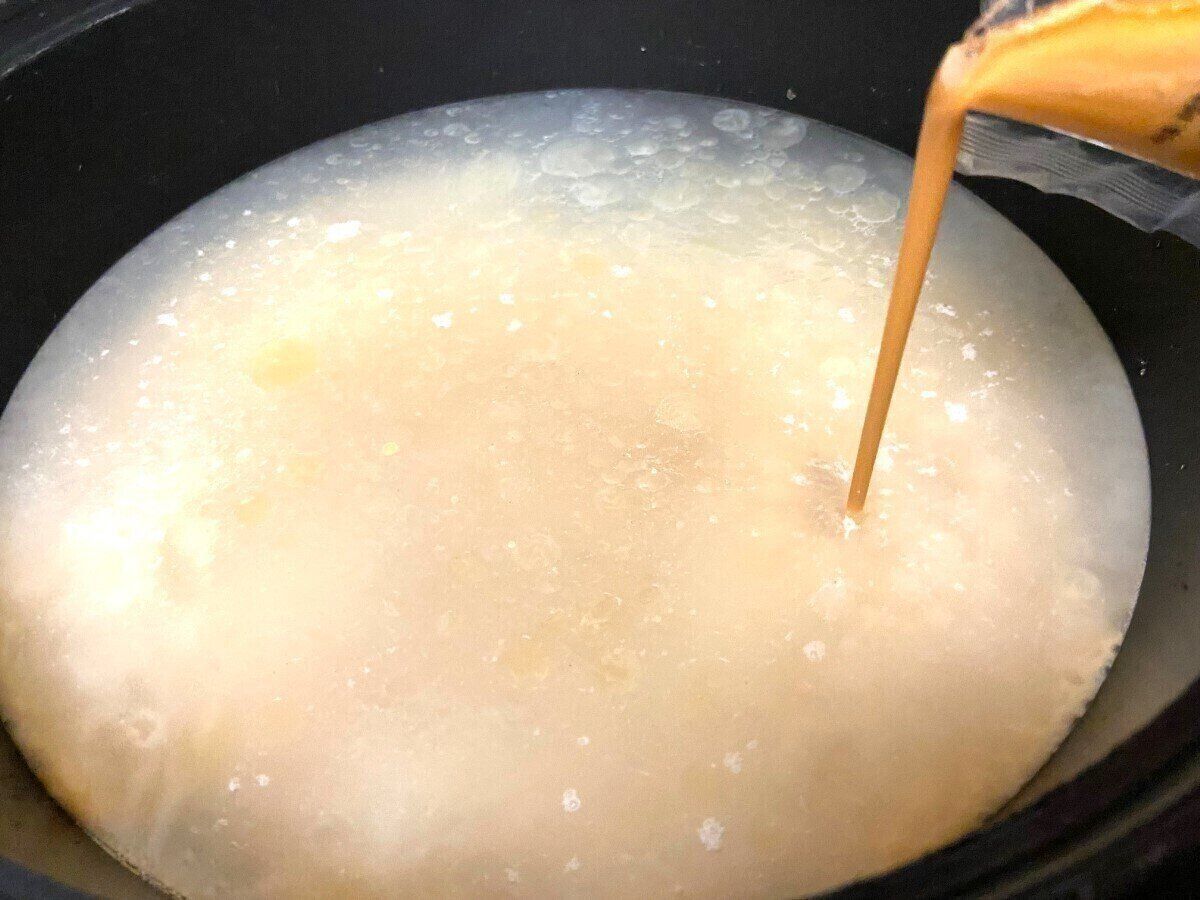 スープと水を入れ沸かす