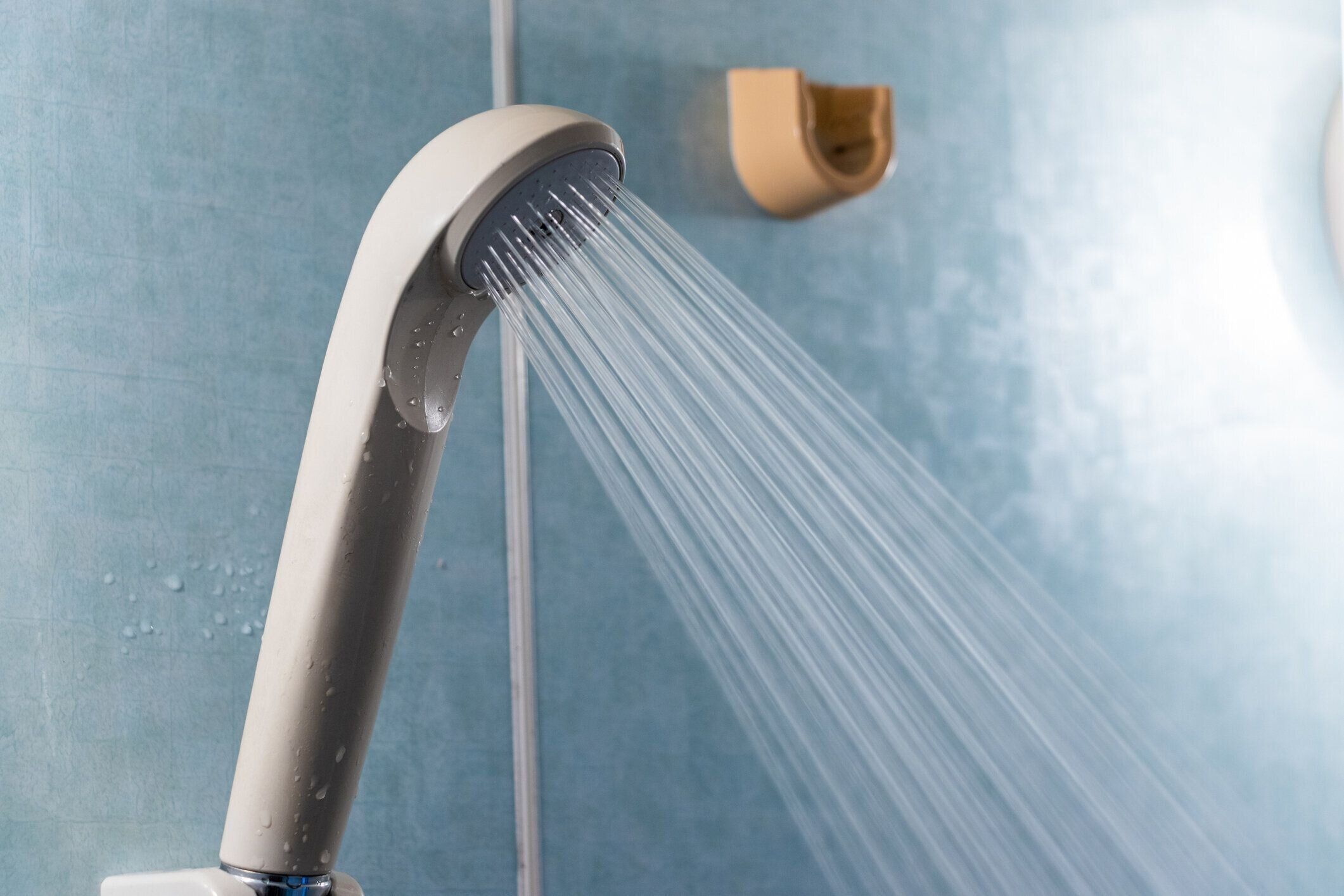 シャワーヘッドが水を吹き飛ばす