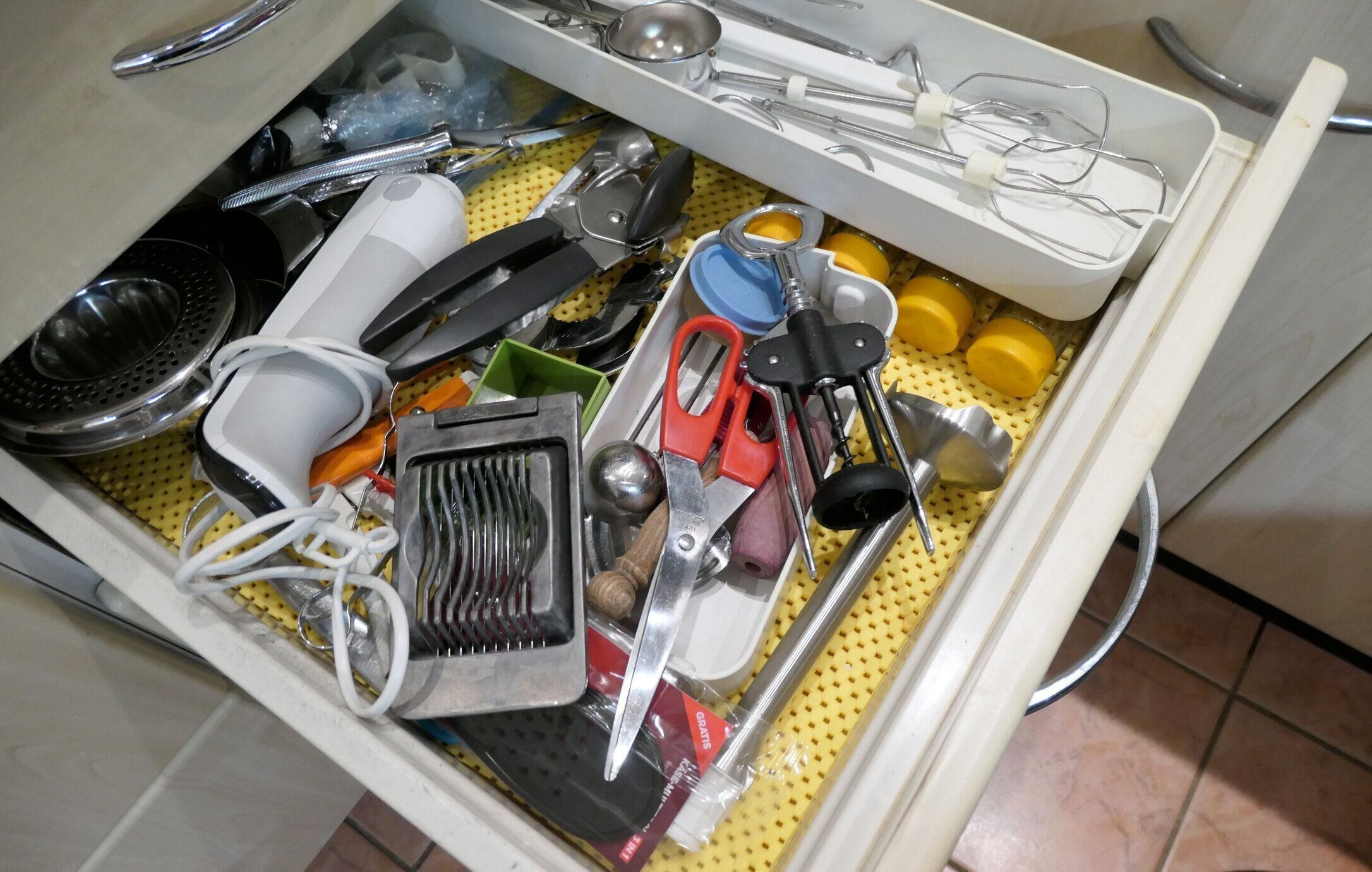 開いた引き出しの中の台所用品