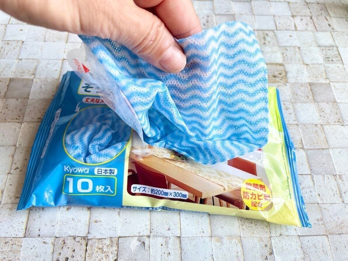 万能ウエットダスターの中身を取り出す