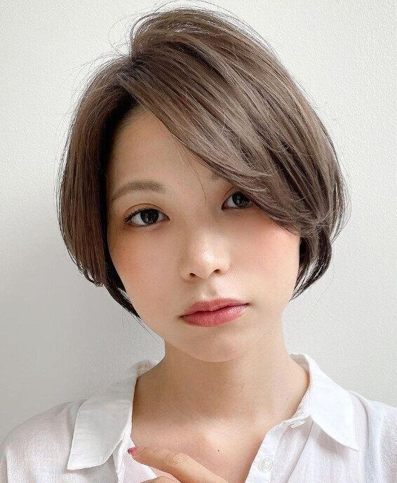 グレージュカラーでふんわり柔らかく！大人のくびれショート