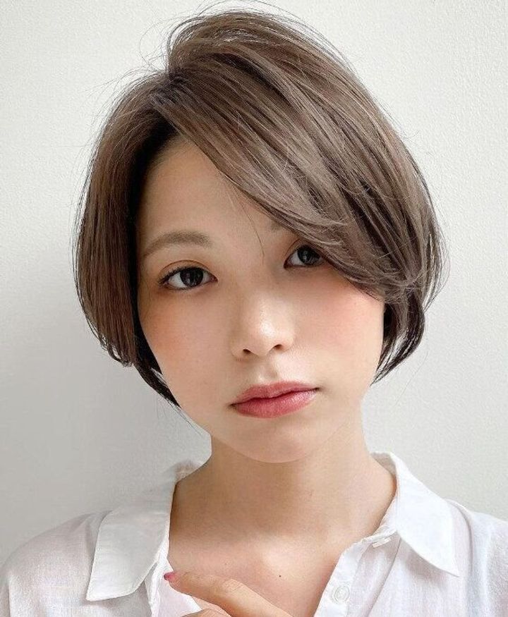 グレージュカラーでふんわり柔らかく!大人のくびれショート