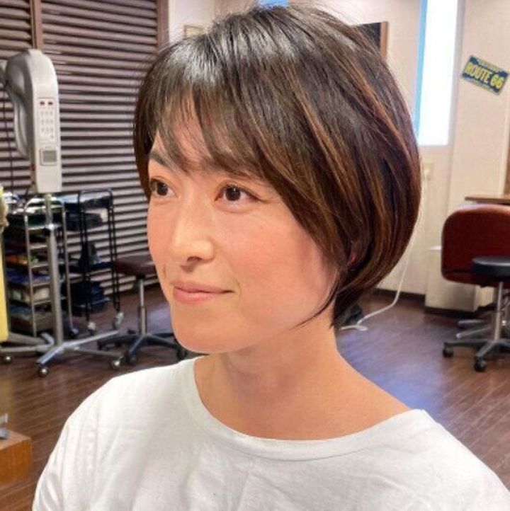 40代女性に似合うふんわりショートヘアスタイル。程よいハイライトがおしゃれなシンプルショート