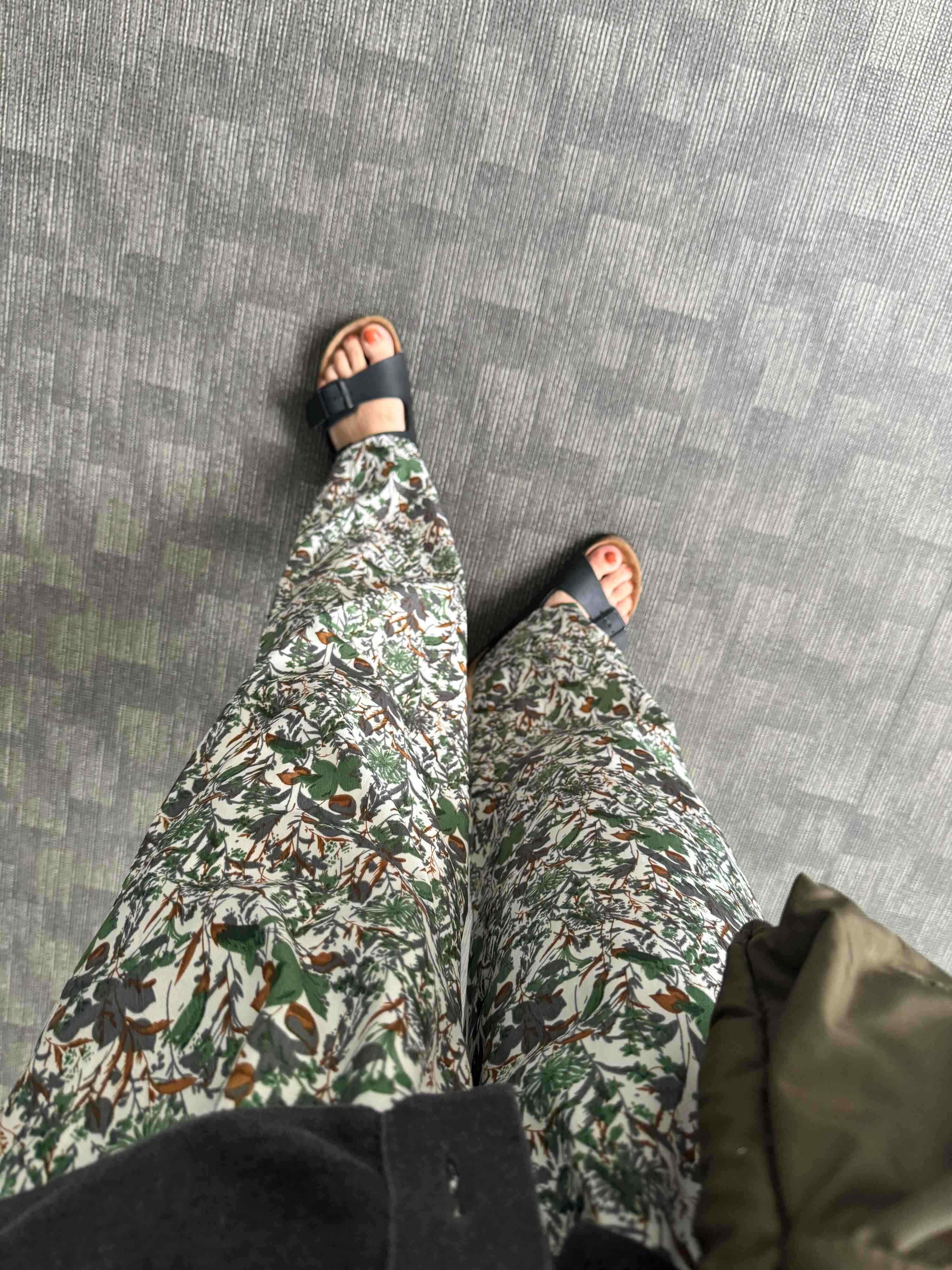 ボタニカル柄のパンツ