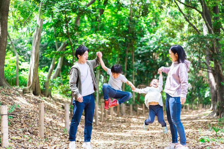 山でのハイキングを楽しむ幸せな家族