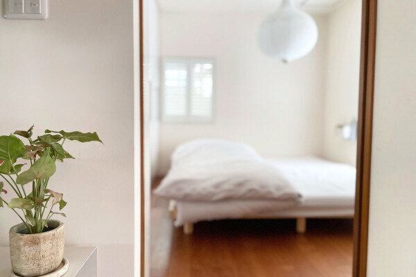 色が少なく落ち着いた寝室