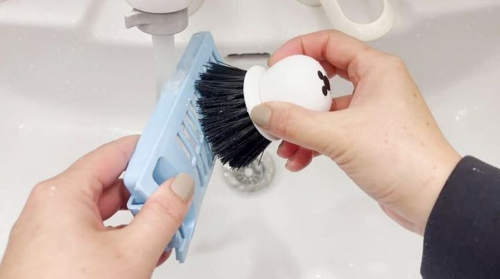 糸くずフィルターをブラシでこする