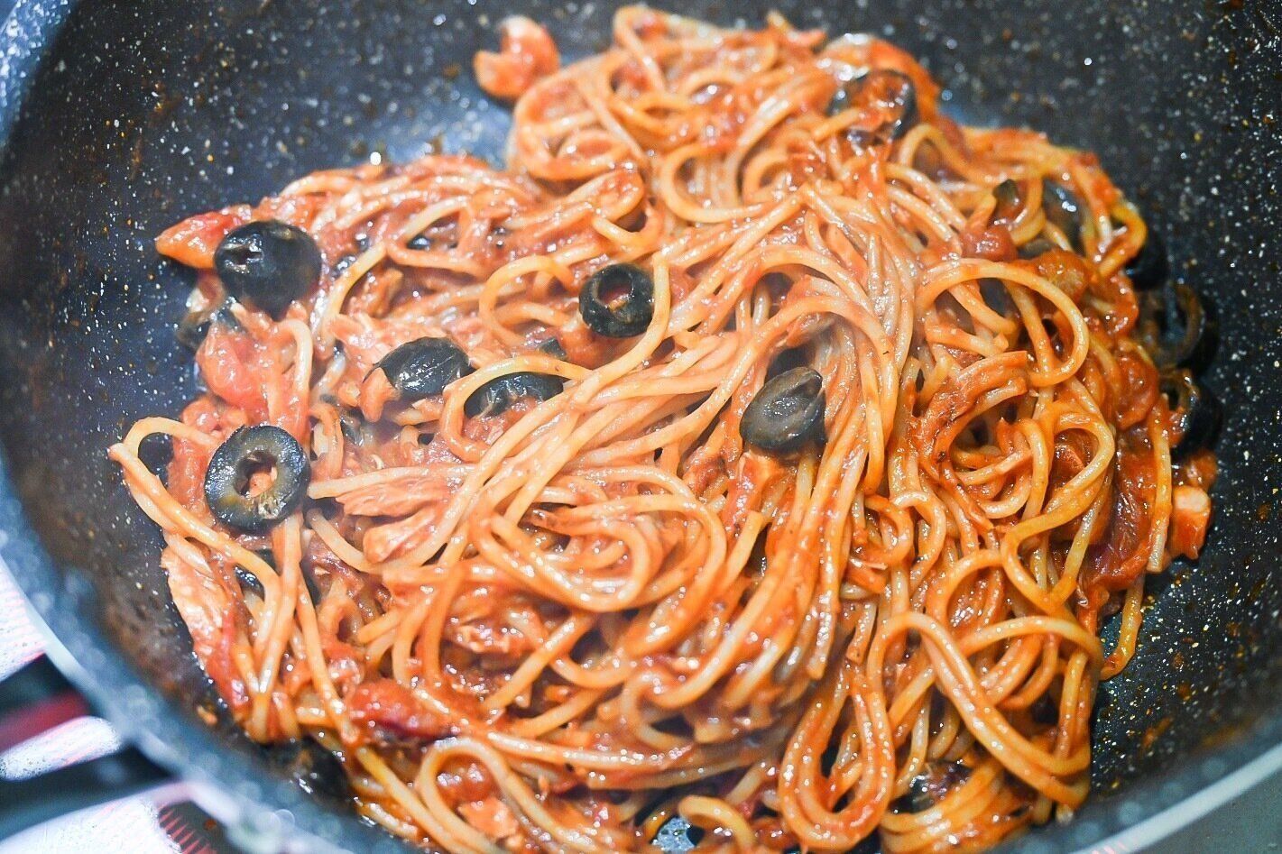 フライパンに入った完成したパスタ