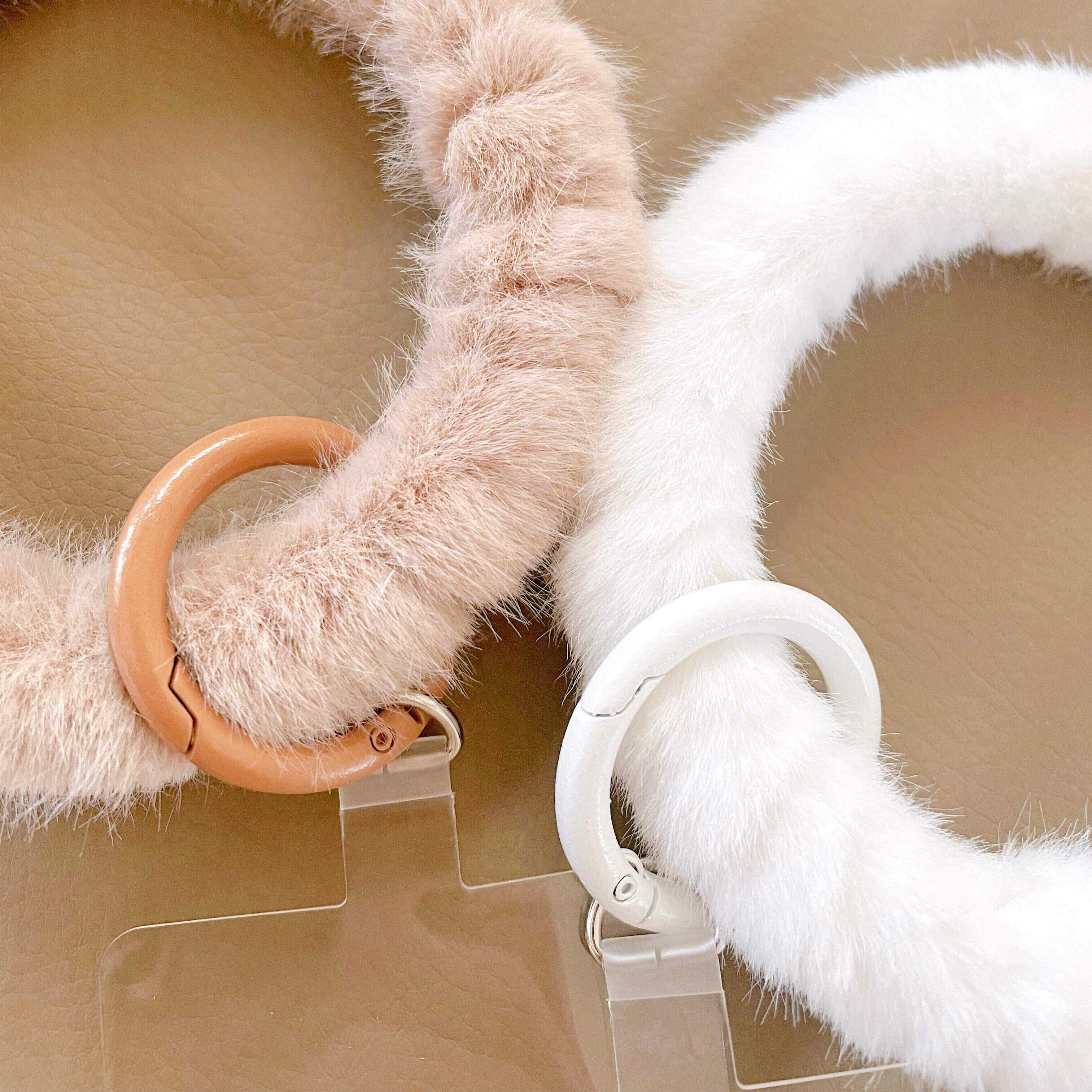 ダイソー　エコファーバングル　スマホ