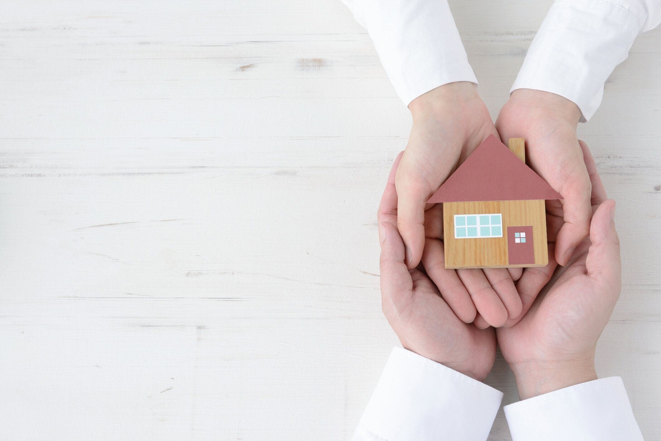 家のオブジェクトとカップルの手