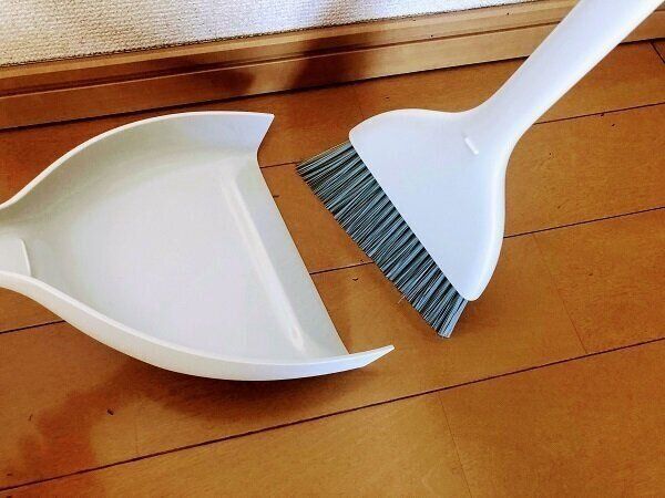 ほうきとちり取りでお掃除