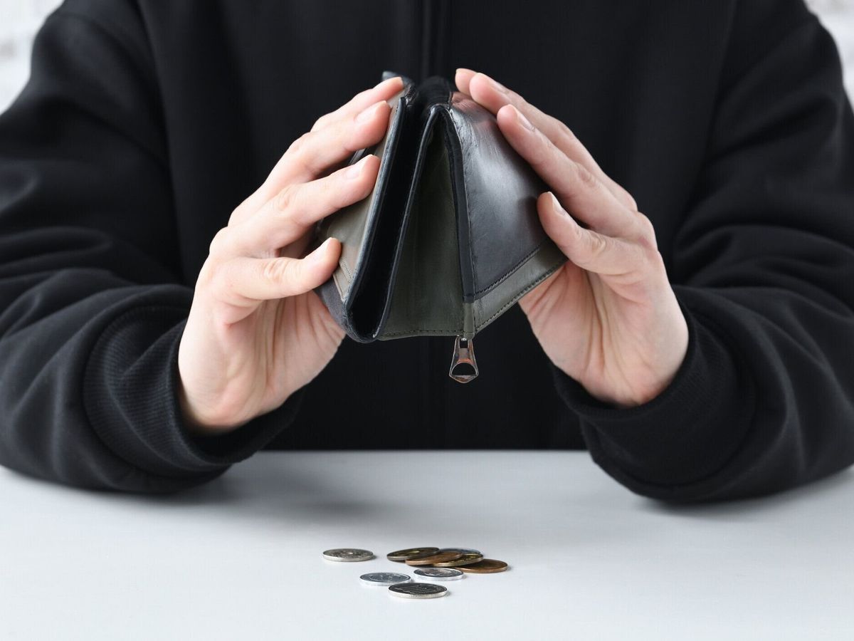 お金不足の画像で困っている男