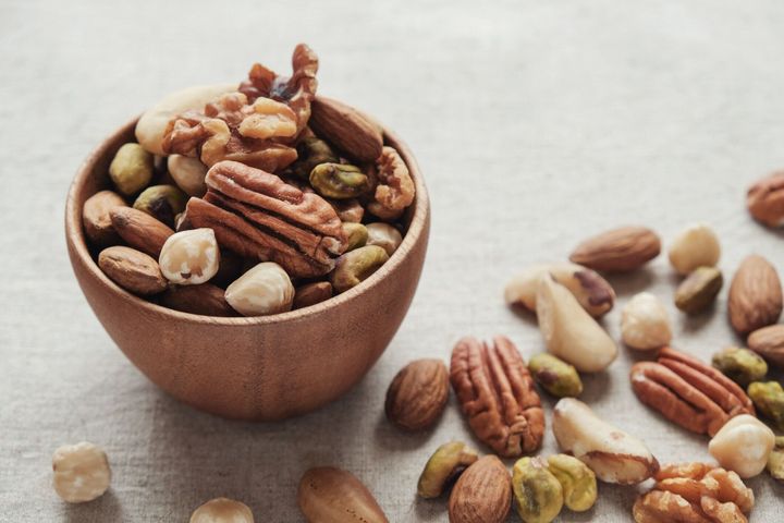 木製のボウル、健康的な脂肪とタンパク質食品、スナック、ケト原性ダイエット食品のミックス ナッツ