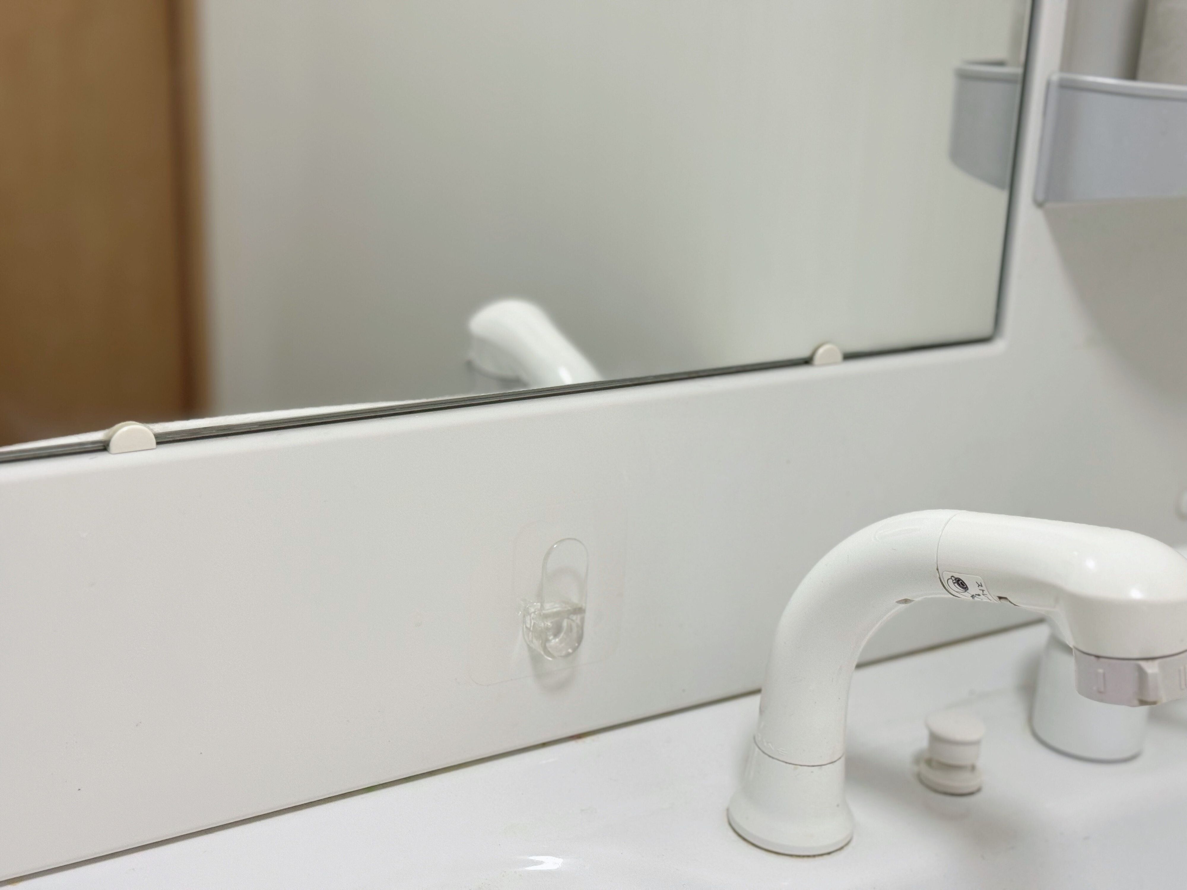 何度でも貼ってはがせるフィルムフックコップホルダー