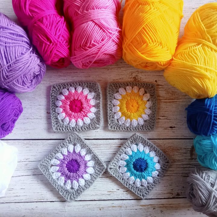 手作りのかぎ針編みのおばあちゃんの正方形が背景です。背景テクスチャの画像やイラスト用