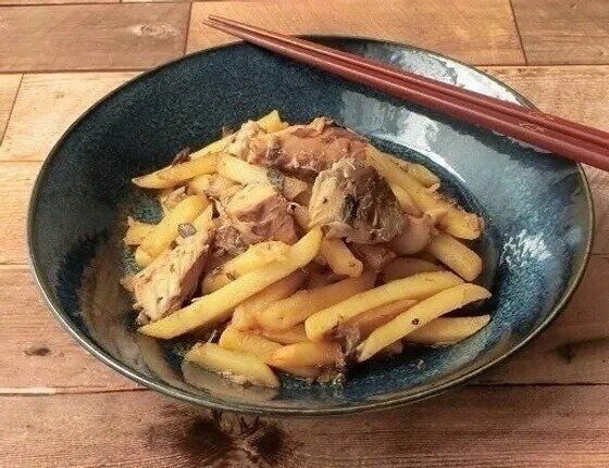 サバ缶と冷凍ポテトの甘辛炒め