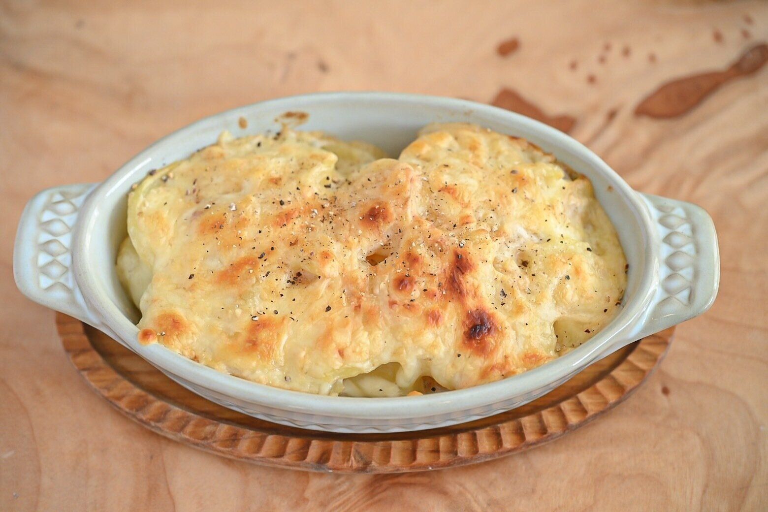 皿に入ったじゃがいもグラタン