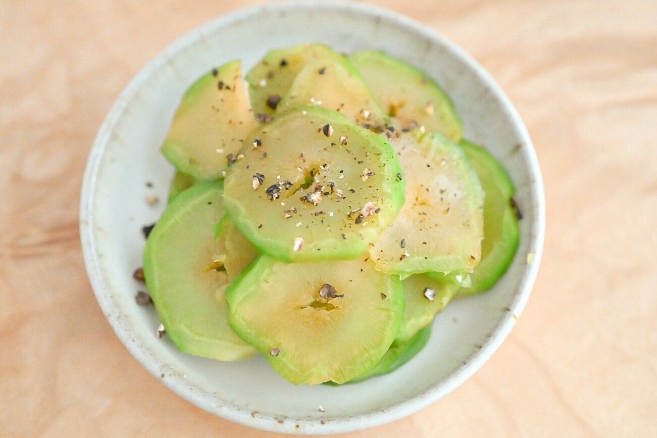 小皿に盛られたブロッコリーの茎のバターめんつゆ炒め