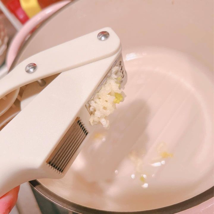 手を汚さずに調理ができる「ガーリックプレス&スライサー」