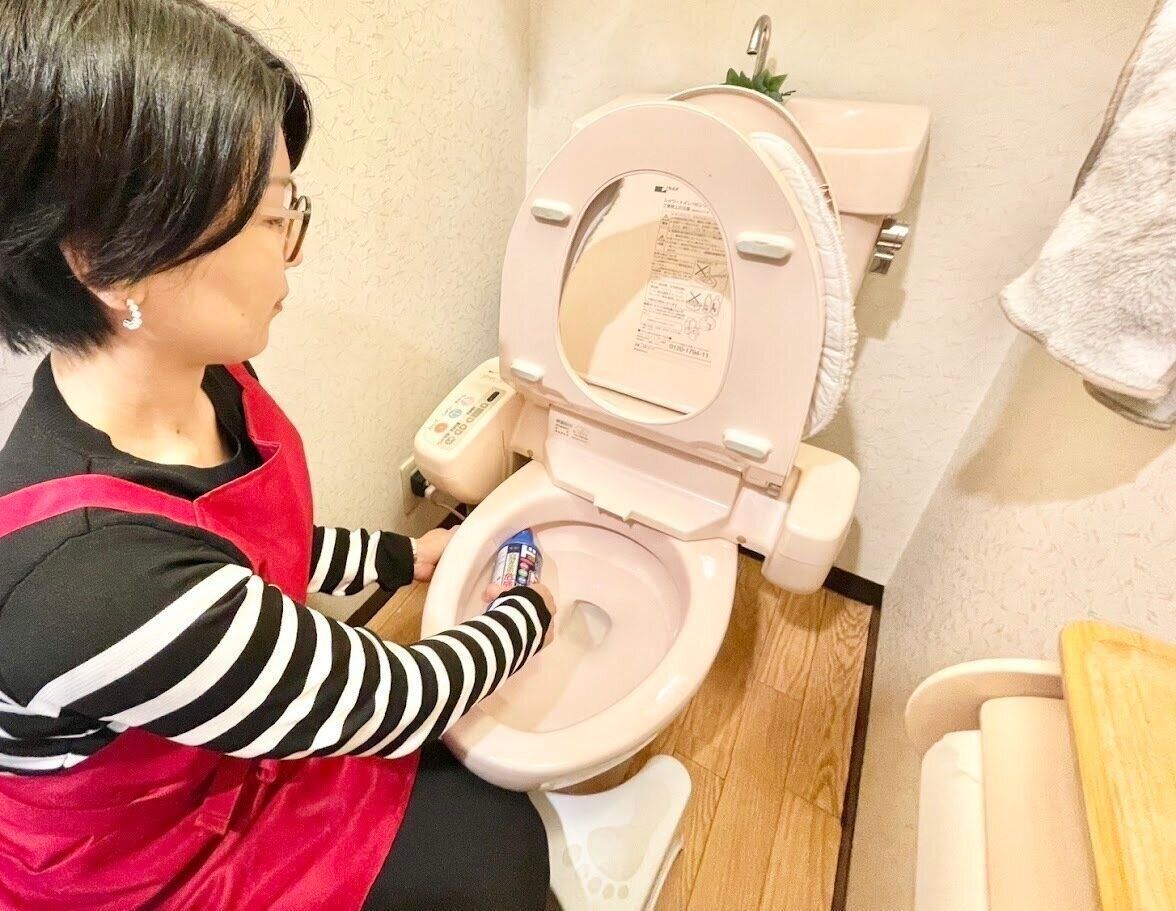 掃除をする女性