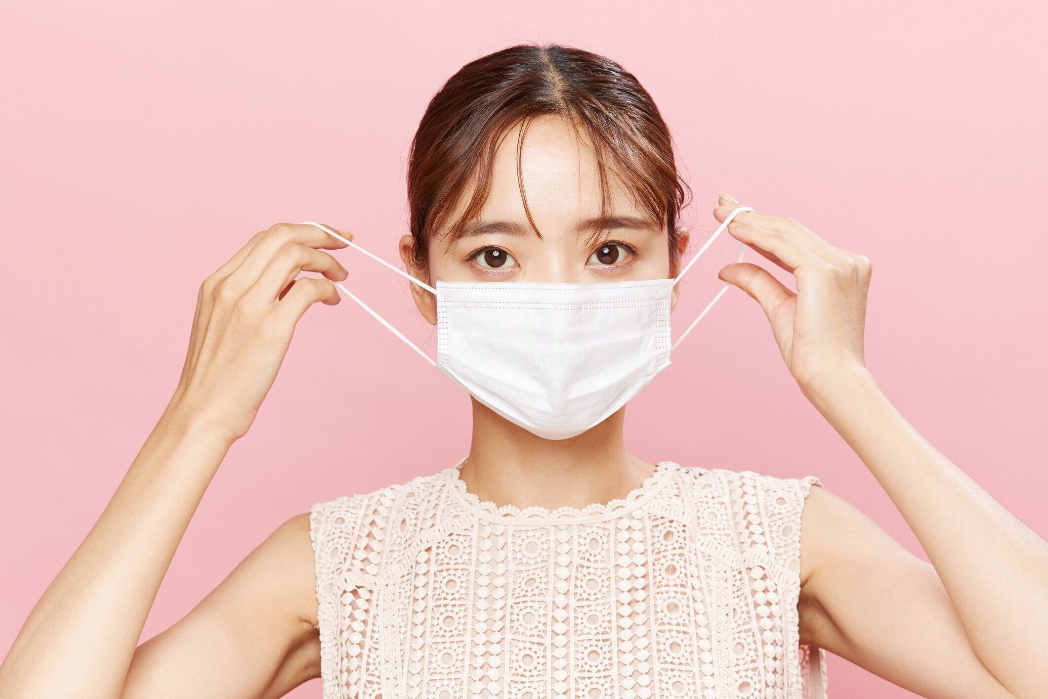 若いアジアの女性のマスクの顔